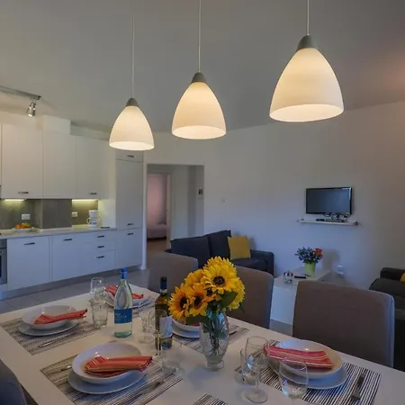 Girasole Casa Gialla Hotel apartamentowy 4*