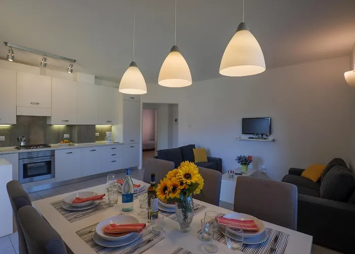 Girasole Casa Gialla Aparthotel 4*