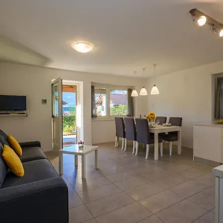 Girasole Casa Gialla Aparthotel