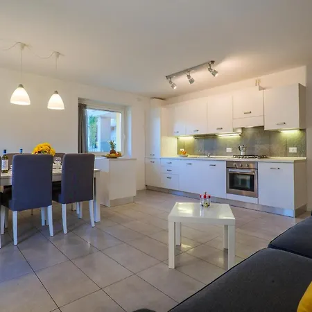 Girasole Casa Gialla Aparthotel 4*